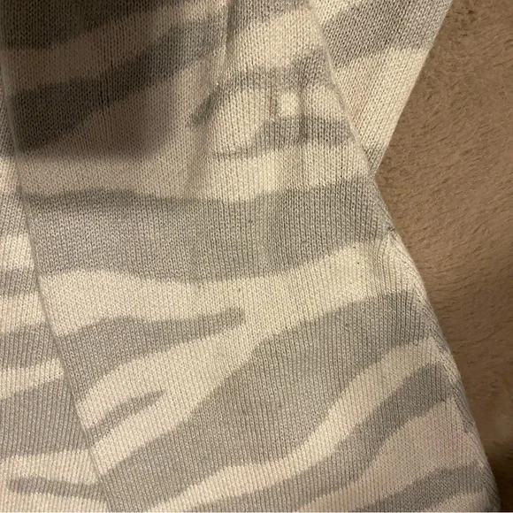 Anthropologie Varley Calvert Striped Oversized V-Neck Sweater Gray Zebra Size M - Picture 5 of 11